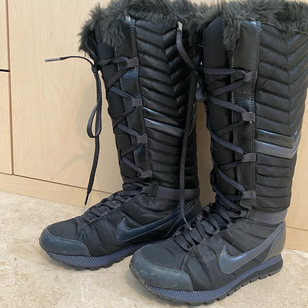 Size 9 women Nike Snow boots well loved and super comfy